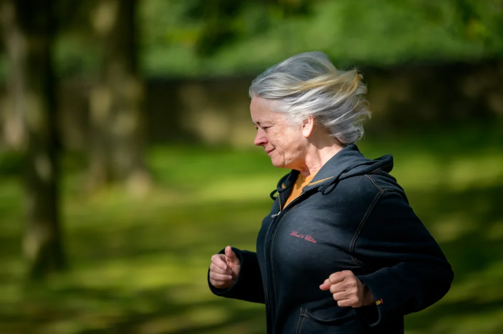 Mujer mayor corriendo como ejemplo de envejecimiento activo, salud y autonomía.